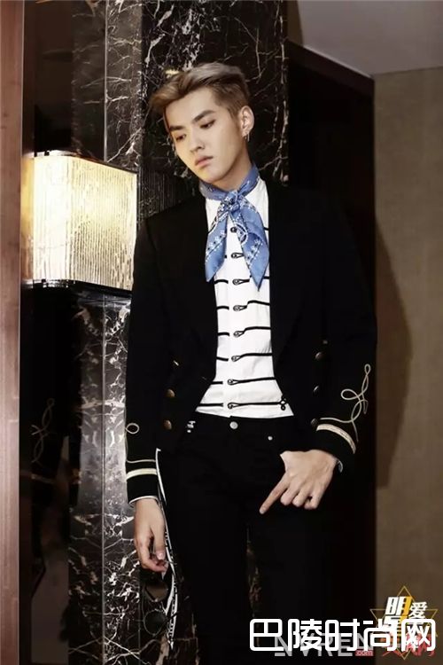 如何将丝巾变Choker？_这个看似不起眼的小东西 却承包了那么多时尚造型