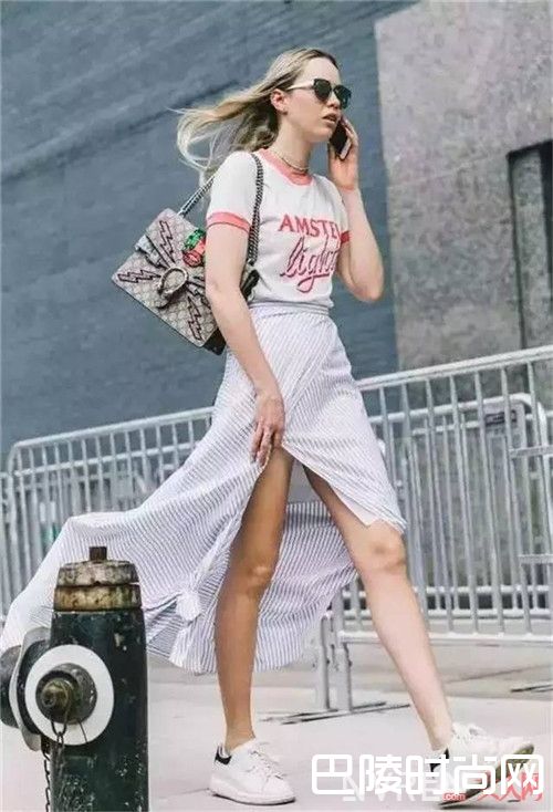 T恤+开叉裙_来点小心机 让你在烂大街的T恤潮中脱颖而出