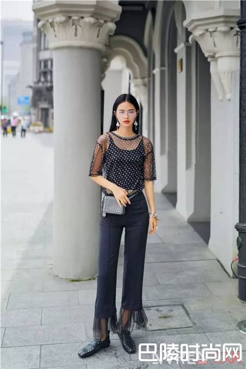 T恤+喇叭裤_来点小心机 让你在烂大街的T恤潮中脱颖而出