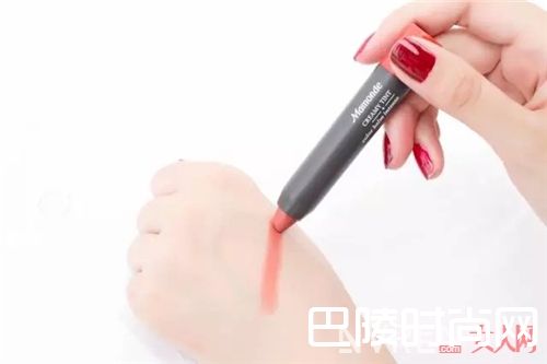 梦妆21号红丝绒唇笔_夏天淡妆最显白、最提气色的7支口红在这里！