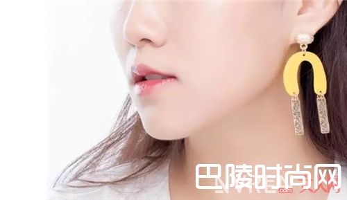 YSL圣罗兰黑管唇釉深豆沙407_夏天淡妆最显白、最提气色的7支口红在这里！