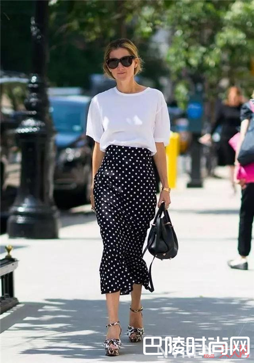 T裇如何搭配半裙_夏天T恤怎么配半裙 才能让你够吸眼