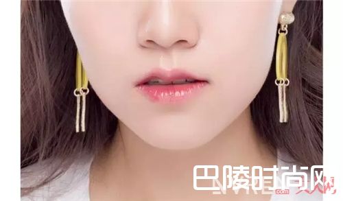 YSL圣罗兰黑管唇釉深豆沙407_夏天淡妆最显白、最提气色的7支口红在这里！