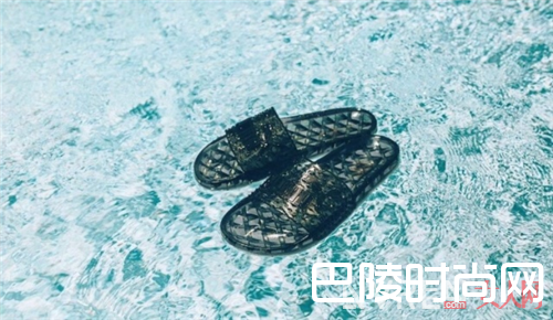 Puma x Fenty 水晶拖鞋_8款最时髦的拖鞋 这个盛夏美翻天