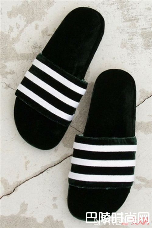 ADILETTE三叶草运动拖鞋_8款最时髦的拖鞋 这个盛夏美翻天