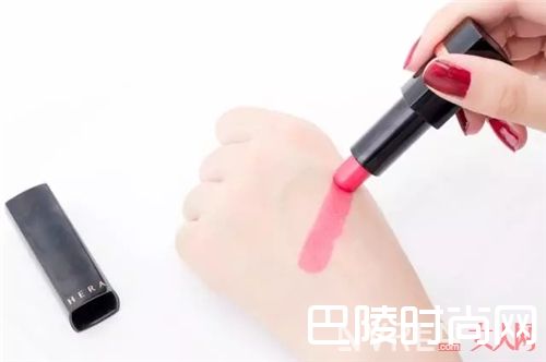 HERA赫拉魅惑丰彩唇膏147号_夏天淡妆最显白、最提气色的7支口红在这里！