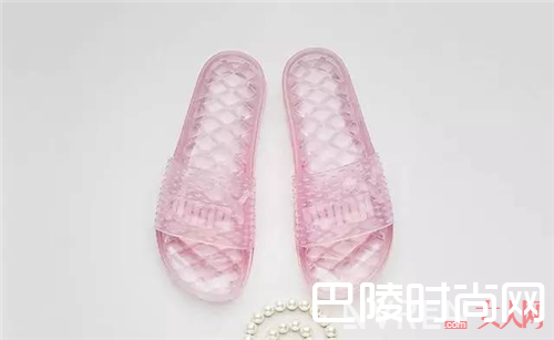 Puma x Fenty 水晶拖鞋_8款最时髦的拖鞋 这个盛夏美翻天