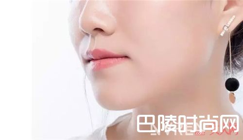 阿玛尼红管豆沙色500_夏天淡妆最显白、最提气色的7支口红在这里！