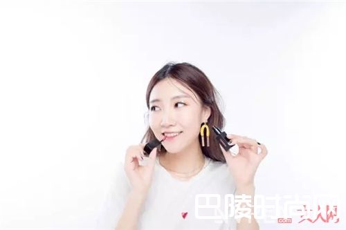 YSL圣罗兰黑管唇釉深豆沙407_夏天淡妆最显白、最提气色的7支口红在这里！