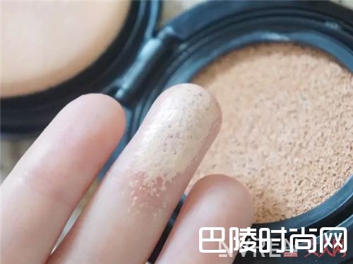 圣罗兰羽毛气垫BB粉底_9款适合油皮肤质的粉底液 这个夏天就选它了