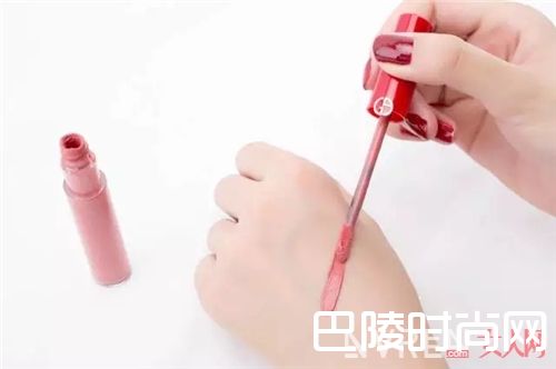 阿玛尼红管豆沙色500_夏天淡妆最显白、最提气色的7支口红在这里！