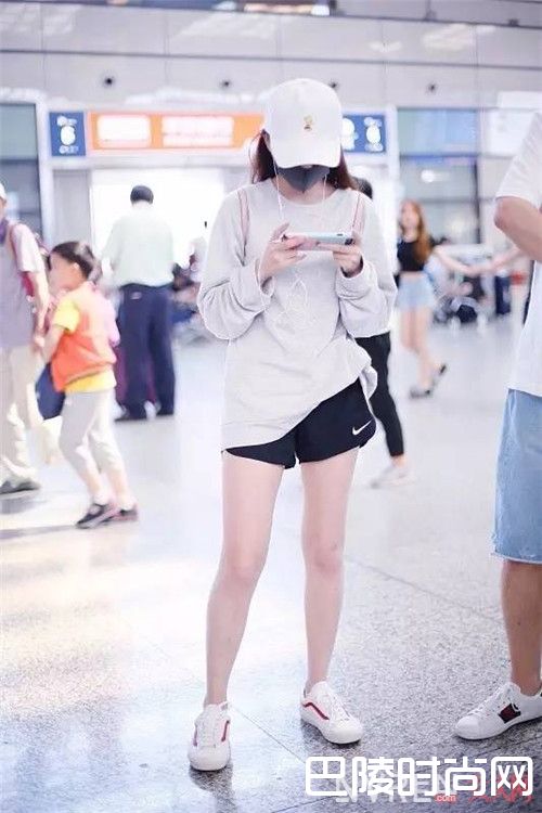 带logo的纯色运动短裤_这可能就是你一直在寻找的freestyle