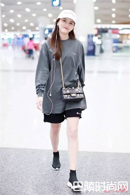 带logo的纯色运动短裤_这可能就是你一直在寻找的freestyle