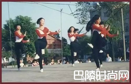 踩脚裤如何穿搭？_去翻翻咱妈的衣橱 你就知道什么叫做时髦！