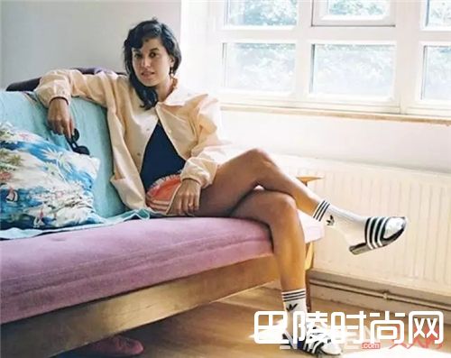 澡堂拖鞋如何穿搭？_去翻翻咱妈的衣橱 你就知道什么叫做时髦！