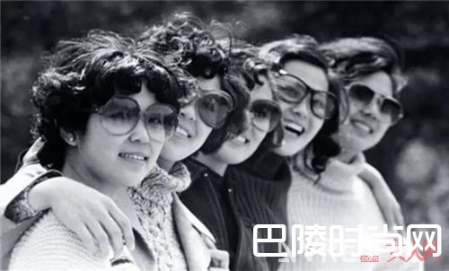 半透明彩色墨镜如何穿搭？_去翻翻咱妈的衣橱 你就知道什么叫做时髦！