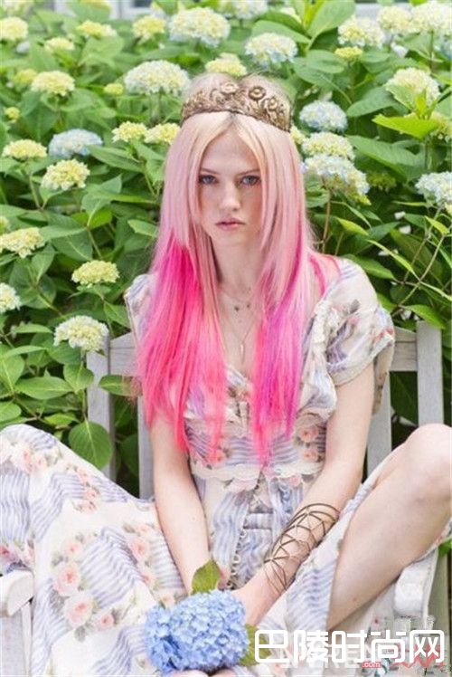 2017女生柔美粉红发色流行重点是什么_2017女生发型流行什么？6大流行趋势是什么？