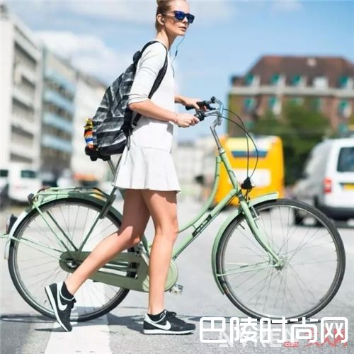 优雅连衣裙如何穿搭?_带你在单车上放飞 优雅的都踩出Cycle chic
