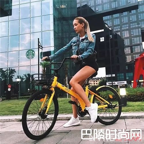 亮色单车如何搭配？_带你在单车上放飞 优雅的都踩出Cycle chic