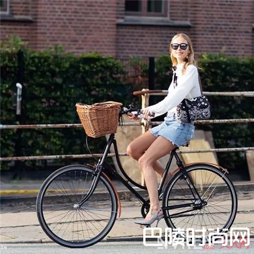 个性半裙如何穿搭?_带你在单车上放飞 优雅的都踩出Cycle chic