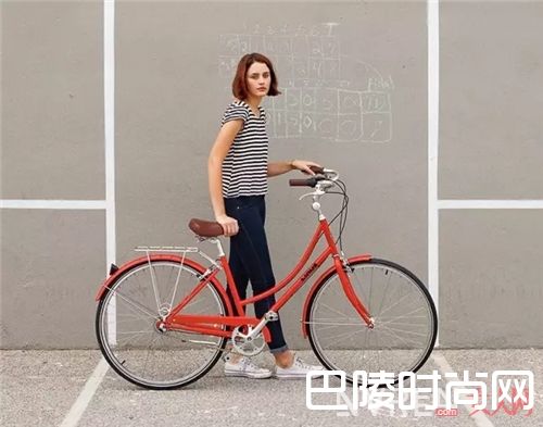 亮色单车如何搭配?_带你在单车上放飞 优雅的都踩出Cycle chic