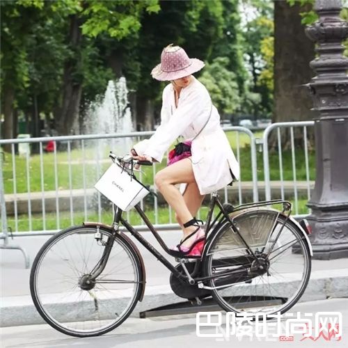 俏皮热裤如何穿搭?_带你在单车上放飞 优雅的都踩出Cycle chic