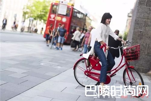 亮色单车如何搭配?_带你在单车上放飞 优雅的都踩出Cycle chic