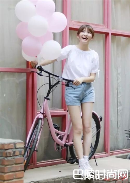 亮色单车如何搭配?_带你在单车上放飞 优雅的都踩出Cycle chic