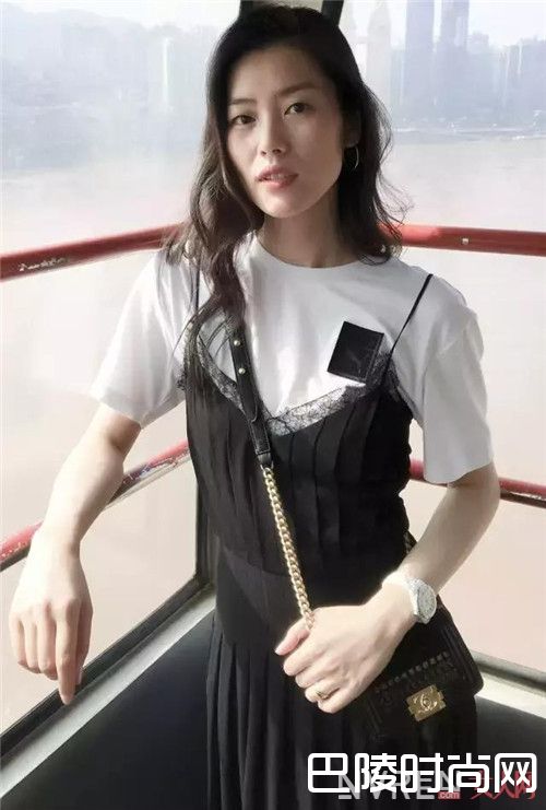 白T恤+睡裙介绍_满大街的白T如何才能吸眼 另类搭配看这里