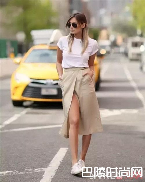 白T恤+半裙介绍_满大街的白T如何才能吸眼 另类搭配看这里