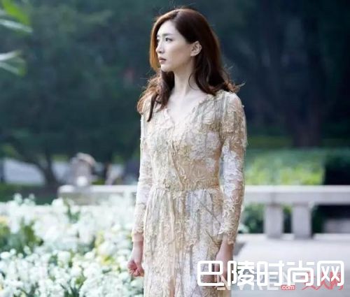 印花裙介绍_今夏必备明星款 买对了人人都能是大明星