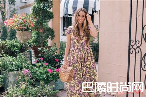 印花裙介绍_今夏最美5条裙子 跟着这位时尚达人穿错不了