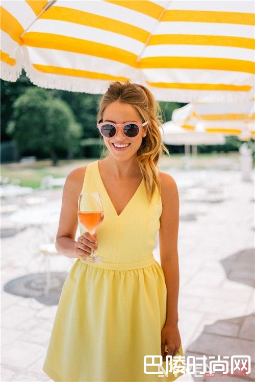 素色裙介绍_今夏最美5条裙子 跟着这位时尚达人穿错不了