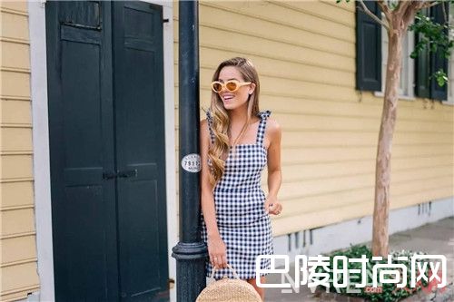 吊带裙搭配_今夏最美5条裙子 跟着这位时尚达人穿错不了