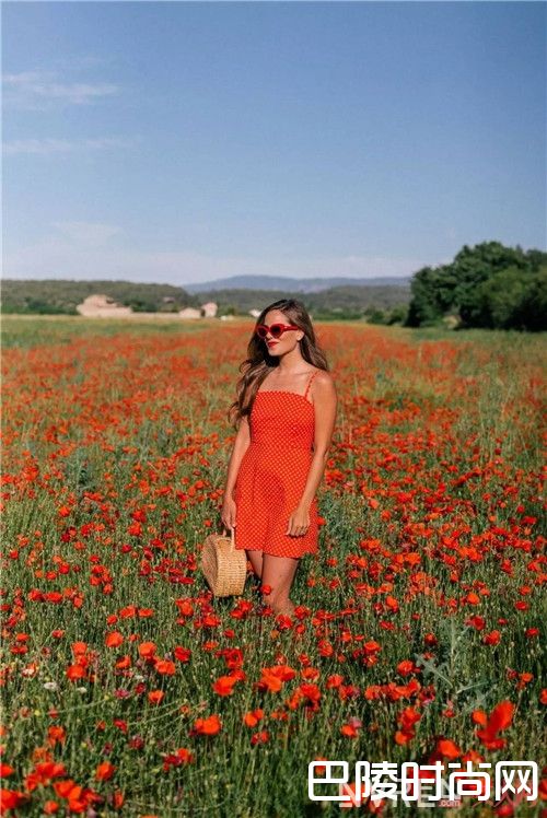 吊带裙搭配_今夏最美5条裙子 跟着这位时尚达人穿错不了