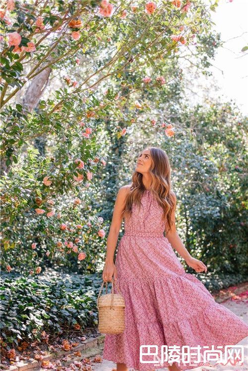 印花裙介绍_今夏最美5条裙子 跟着这位时尚达人穿错不了