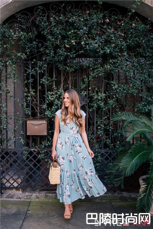 印花裙介绍_今夏最美5条裙子 跟着这位时尚达人穿错不了