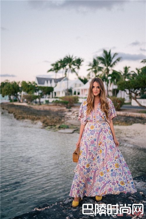 印花裙介绍_今夏最美5条裙子 跟着这位时尚达人穿错不了