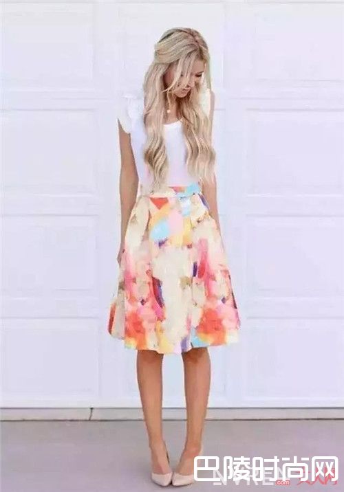 白T恤+半裙介绍_满大街的白T如何才能吸眼 另类搭配看这里