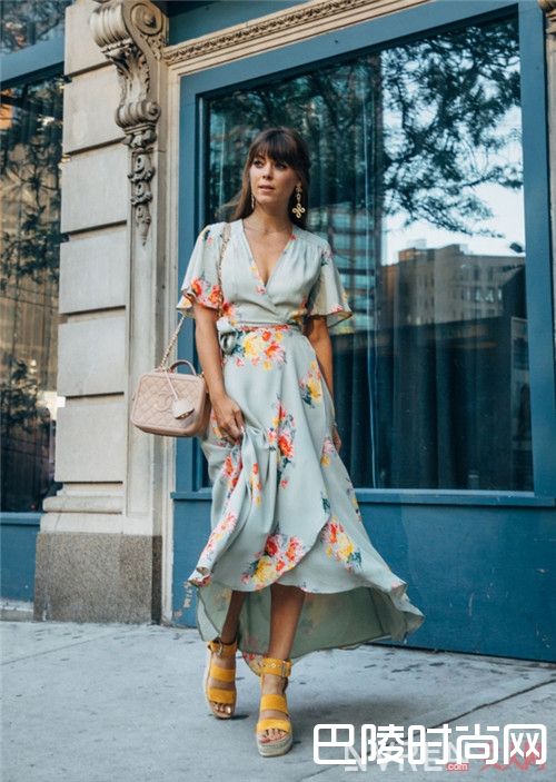 印花裙介绍_今夏必备明星款 买对了人人都能是大明星