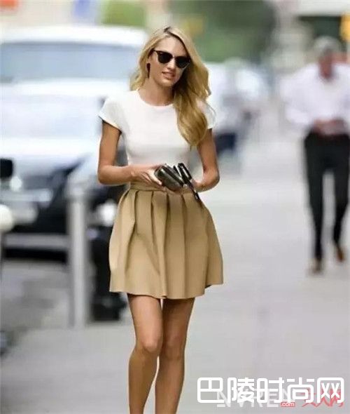 白T恤+半裙介绍_满大街的白T如何才能吸眼 另类搭配看这里