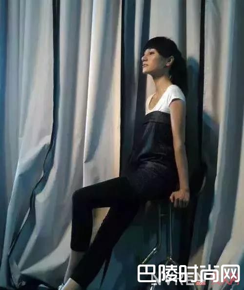 白T恤+抹胸款介绍_满大街的白T如何才能吸眼 另类搭配看这里