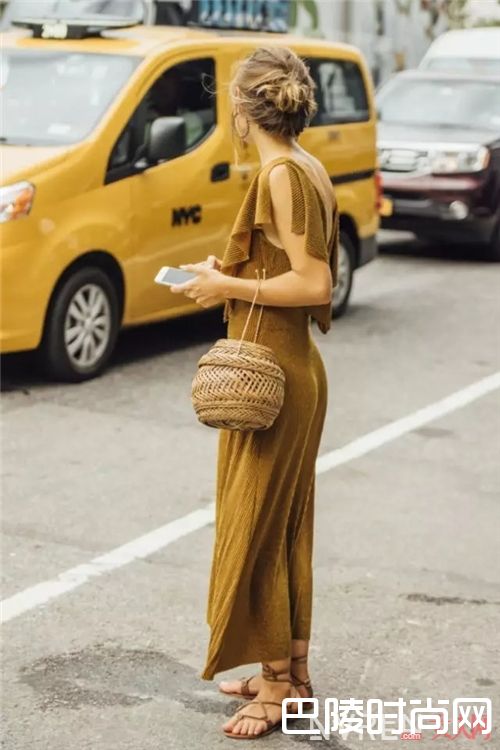 编织手提包如何搭配?_今夏最新潮流单品 想要不时髦都难了!