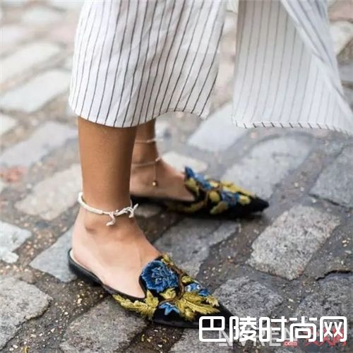 穆勒拖鞋如何搭配？_今夏最新潮流单品 想要不时髦都难了！
