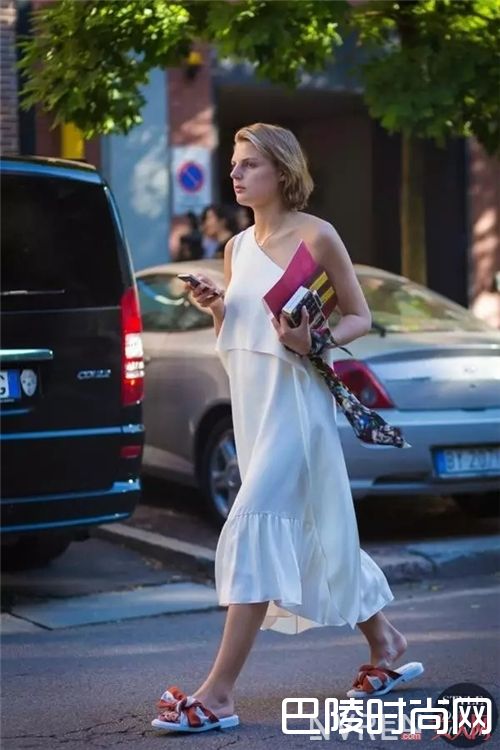 斜肩上衣如何搭配?_今夏最新潮流单品 想要不时髦都难了!