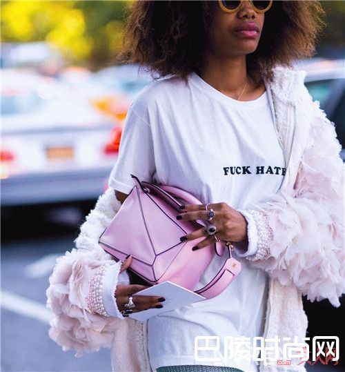 紫+粉介绍_炎日下如何穿出清凉感？这几条配色建议请收下