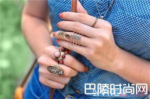 戒指介绍_细数那些能为你加分的小饰品 每一个是都小而精细