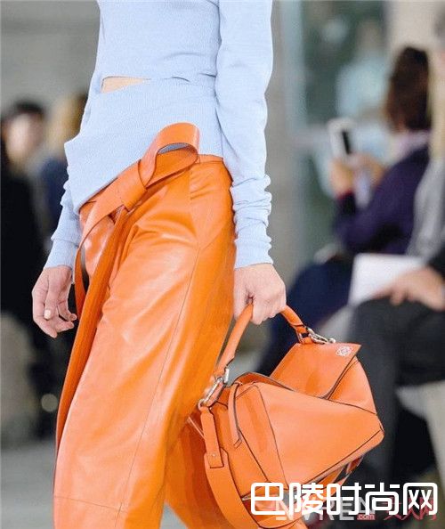 蓝+橙介绍_炎日下如何穿出清凉感？这几条配色建议请收下
