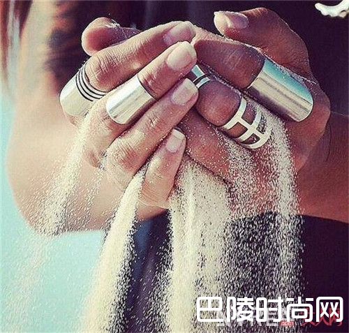 戒指介绍_细数那些能为你加分的小饰品 每一个是都小而精细