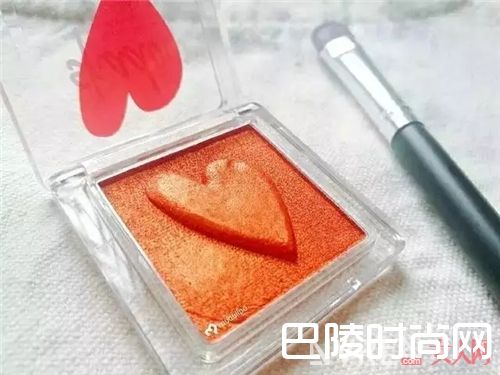 Hold Live 晶钻单色眼影_自然不造作 这些平价眼镜帮你打造清新眼妆